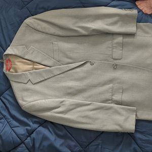 IZOD Men's Fashion Dress Suit.  2 Piece.  Gray - 41R